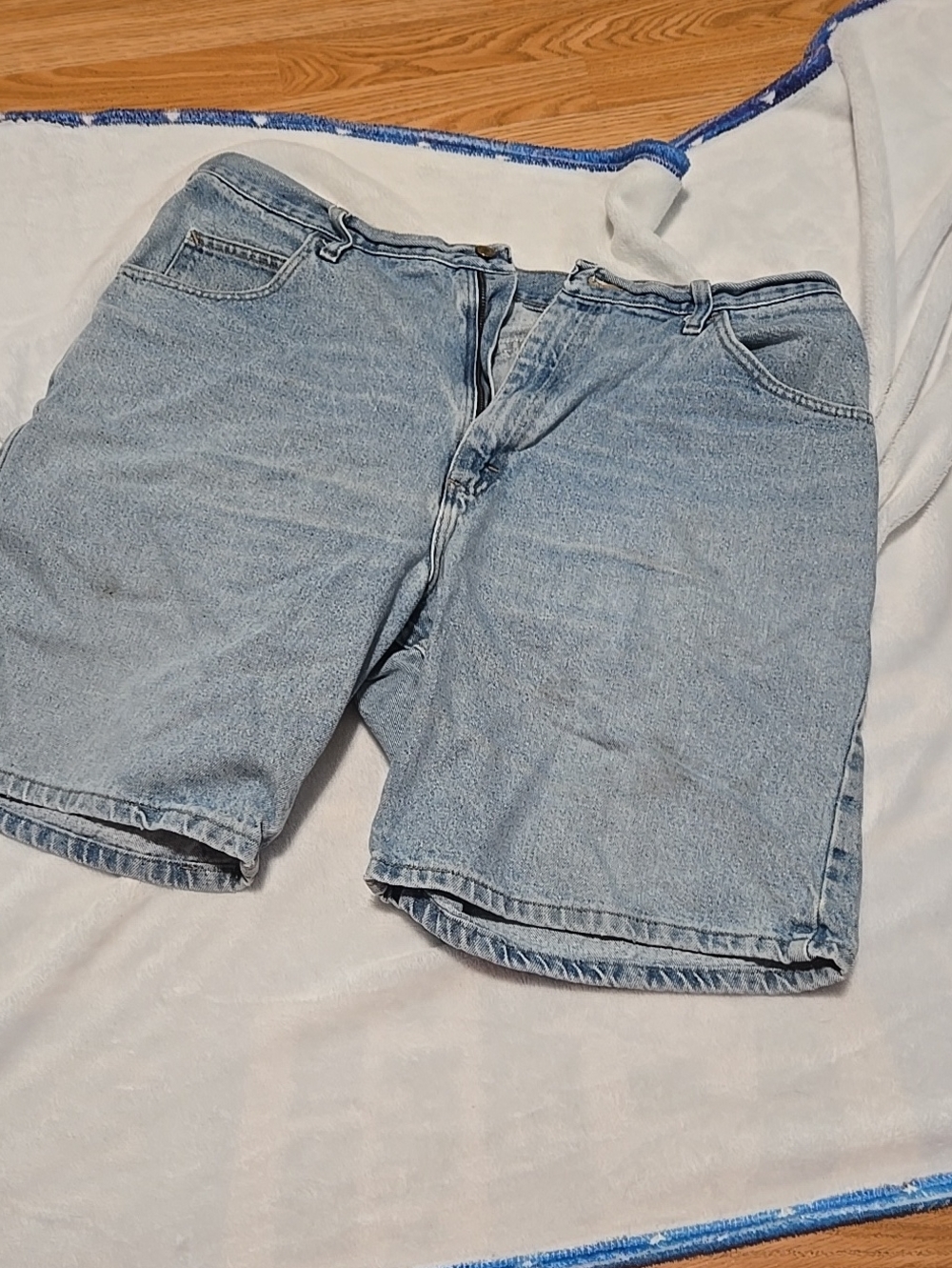 Size 38 Wrangler Light Wash Denim Shorts for Men